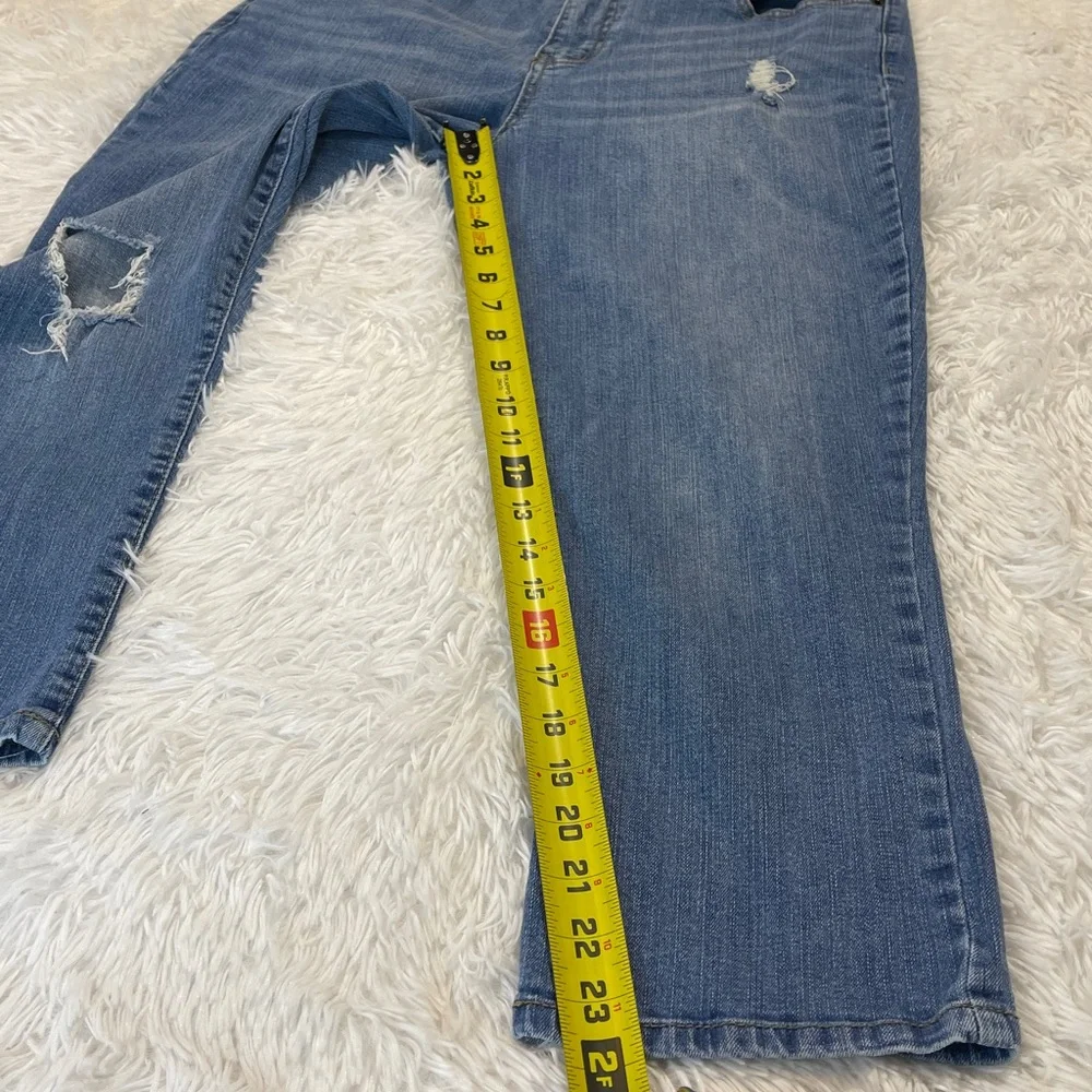 W62, SIGNATURE FIT CROP Stylish Blue Distressed Women Jeans SIZE 14